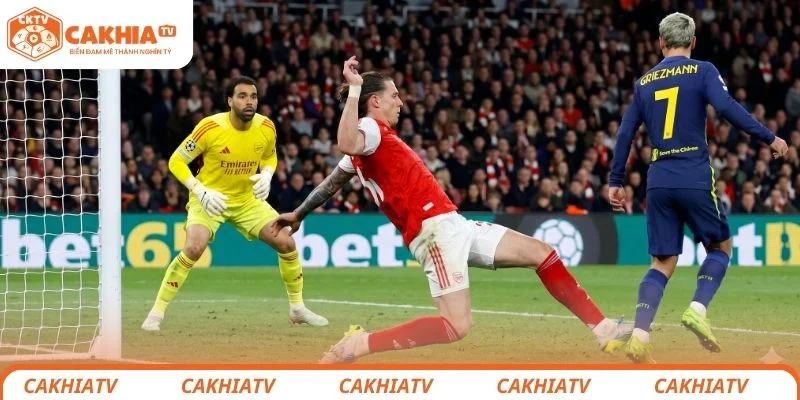 Quyết Định Gây Tranh Cãi Trong Trận Đấu Giữa Arsenal và Atlético 3 Pha va chạm thứ 2 trận Arsenal và Atlético làm bùng nổ dư luận & người hâm mộ